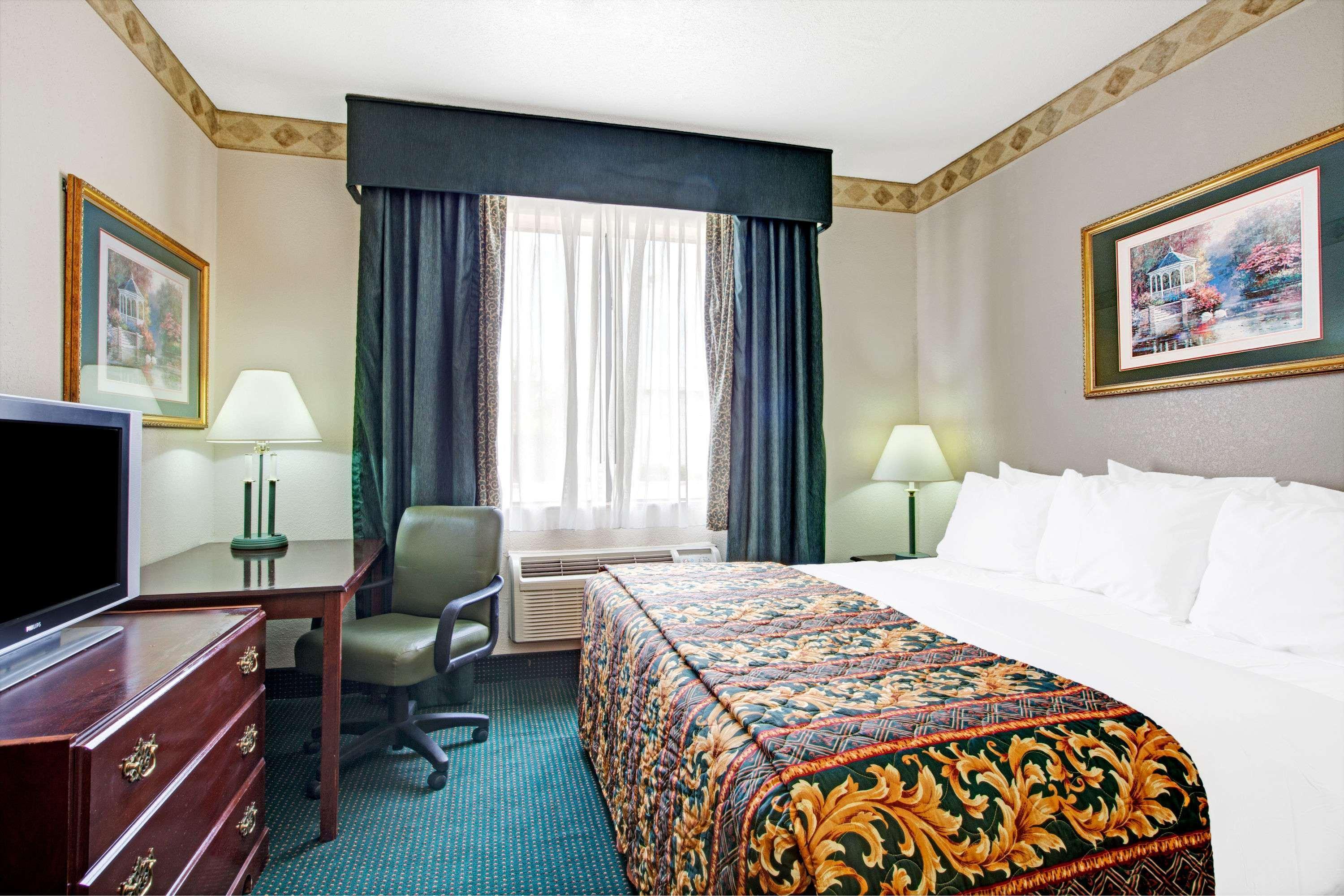 Days Inn & Suites By Wyndham Houston North/Aldine Buitenkant foto