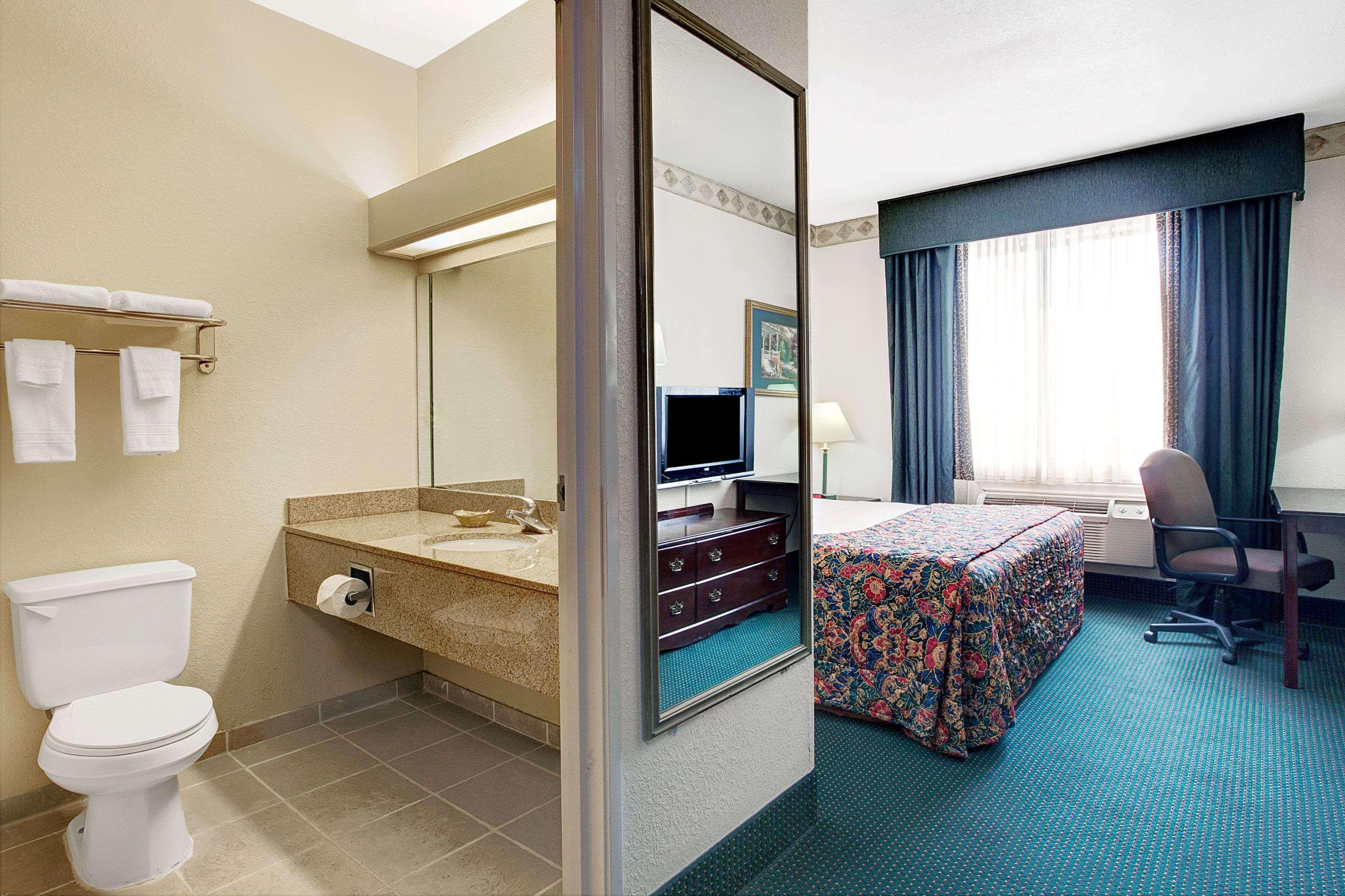 Days Inn & Suites By Wyndham Houston North/Aldine Buitenkant foto