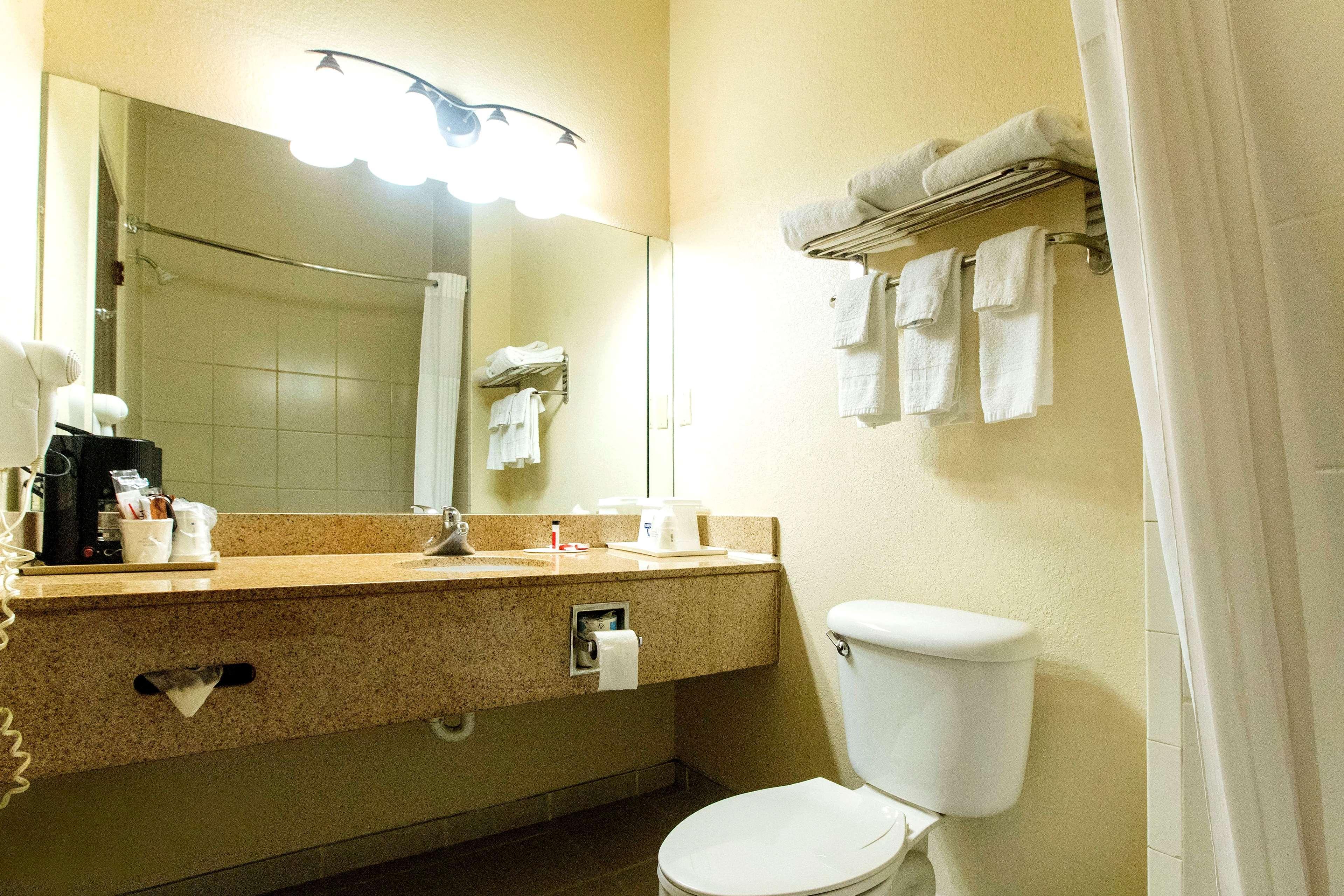Days Inn & Suites By Wyndham Houston North/Aldine Buitenkant foto
