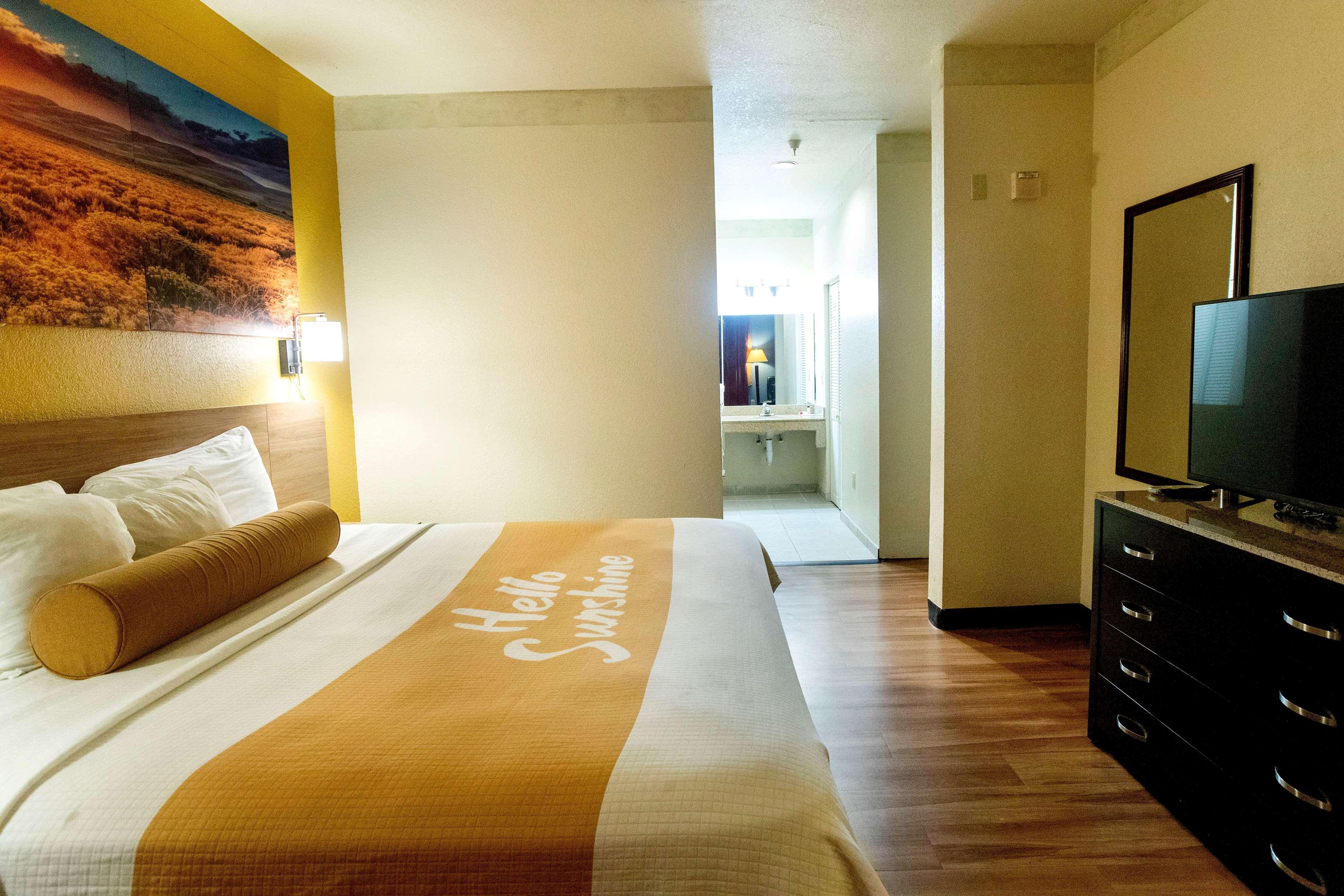 Days Inn & Suites By Wyndham Houston North/Aldine Buitenkant foto