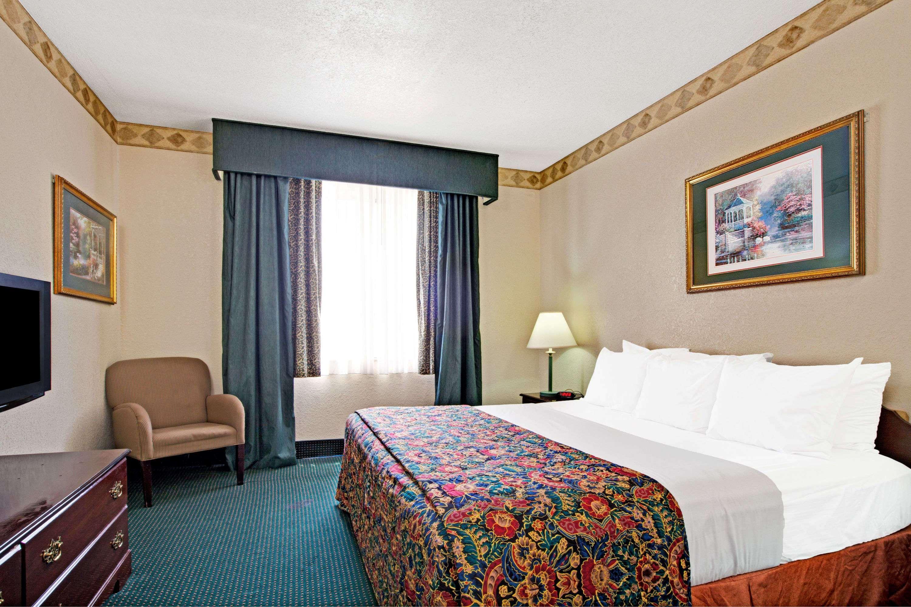 Days Inn & Suites By Wyndham Houston North/Aldine Buitenkant foto