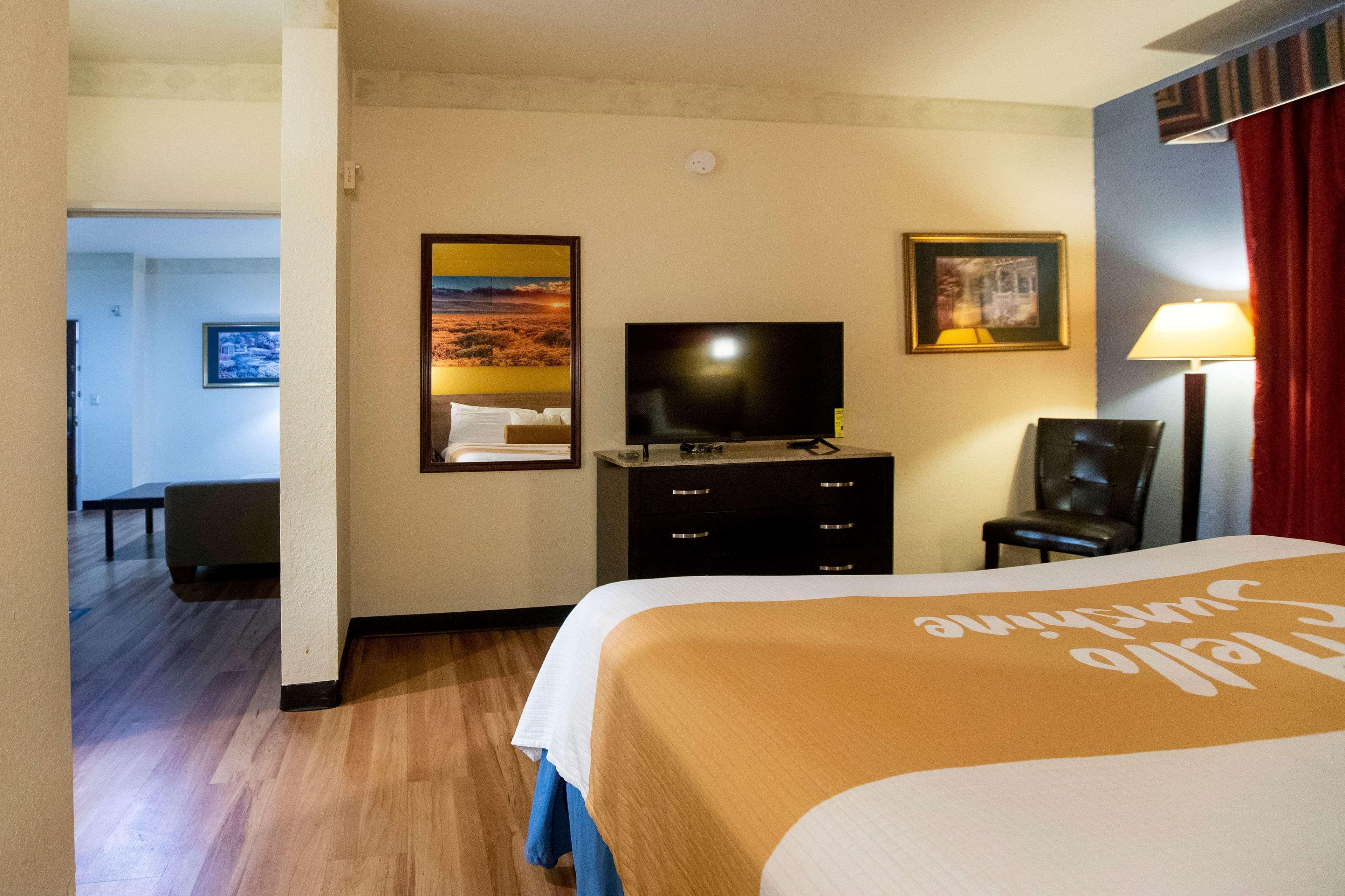 Days Inn & Suites By Wyndham Houston North/Aldine Buitenkant foto