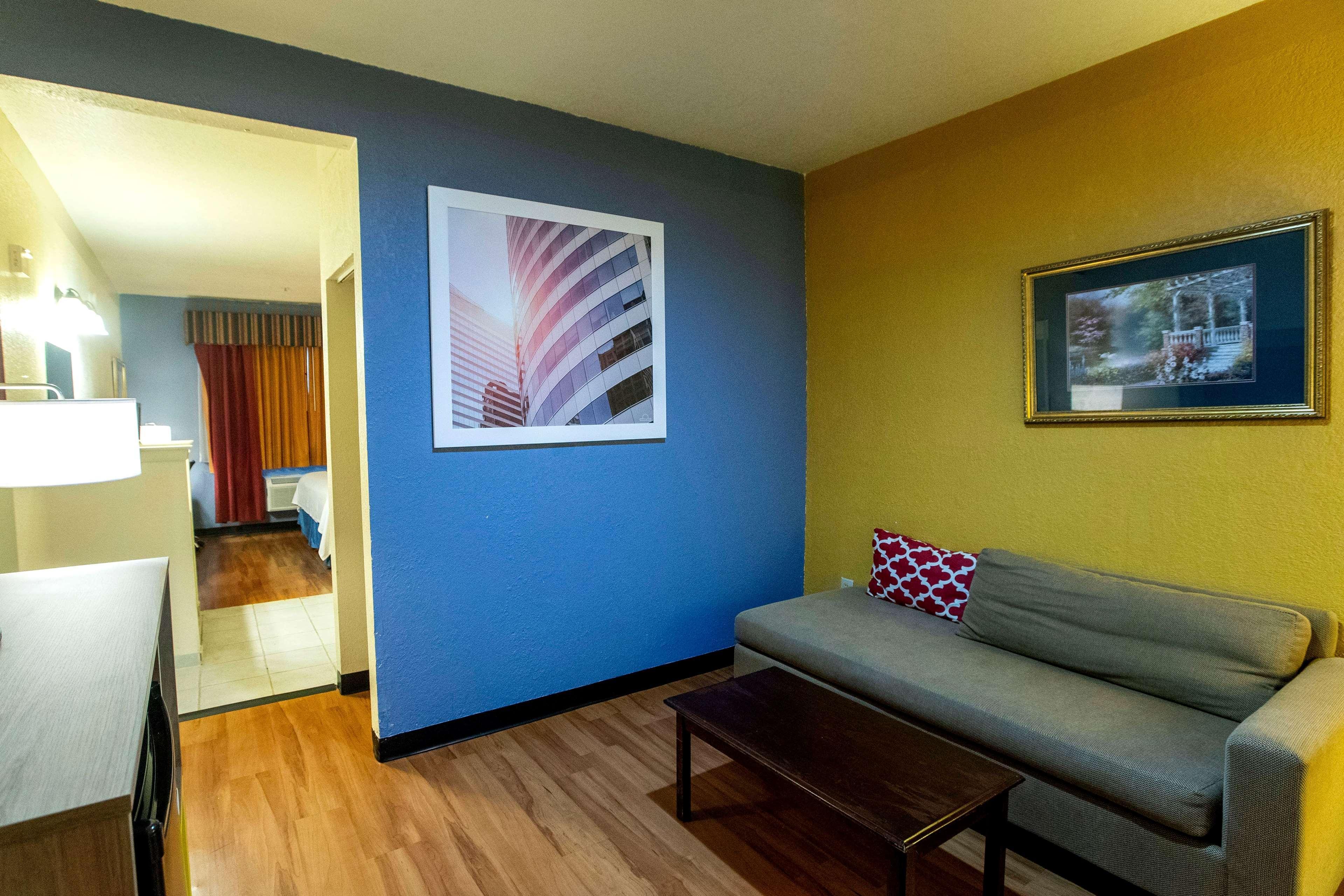 Days Inn & Suites By Wyndham Houston North/Aldine Buitenkant foto