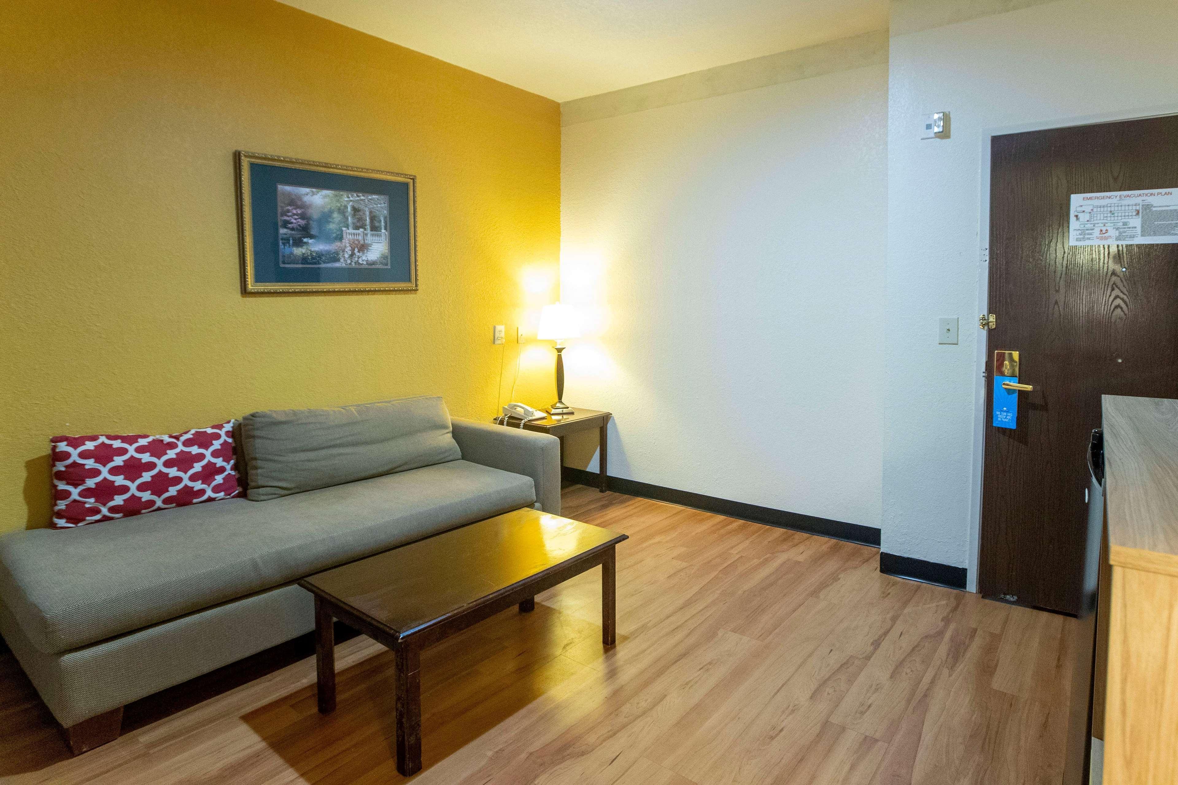 Days Inn & Suites By Wyndham Houston North/Aldine Buitenkant foto