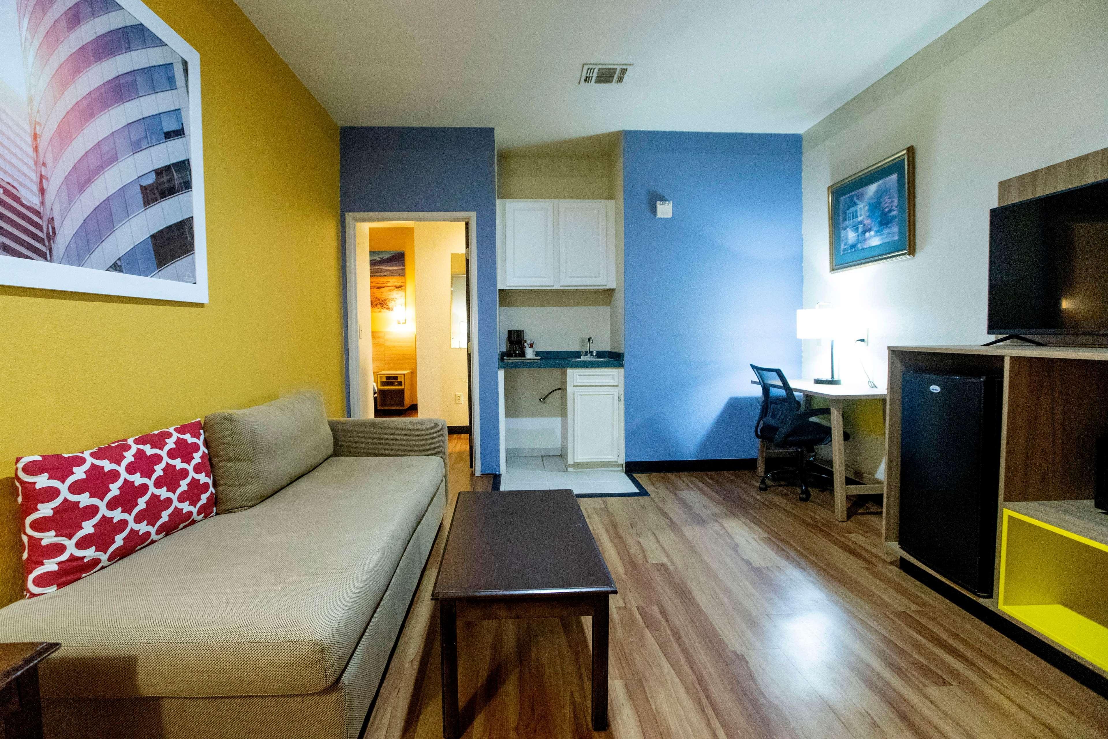 Days Inn & Suites By Wyndham Houston North/Aldine Buitenkant foto