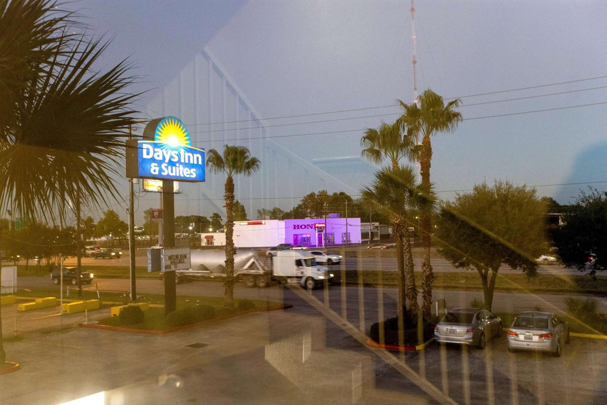 Days Inn & Suites By Wyndham Houston North/Aldine Buitenkant foto