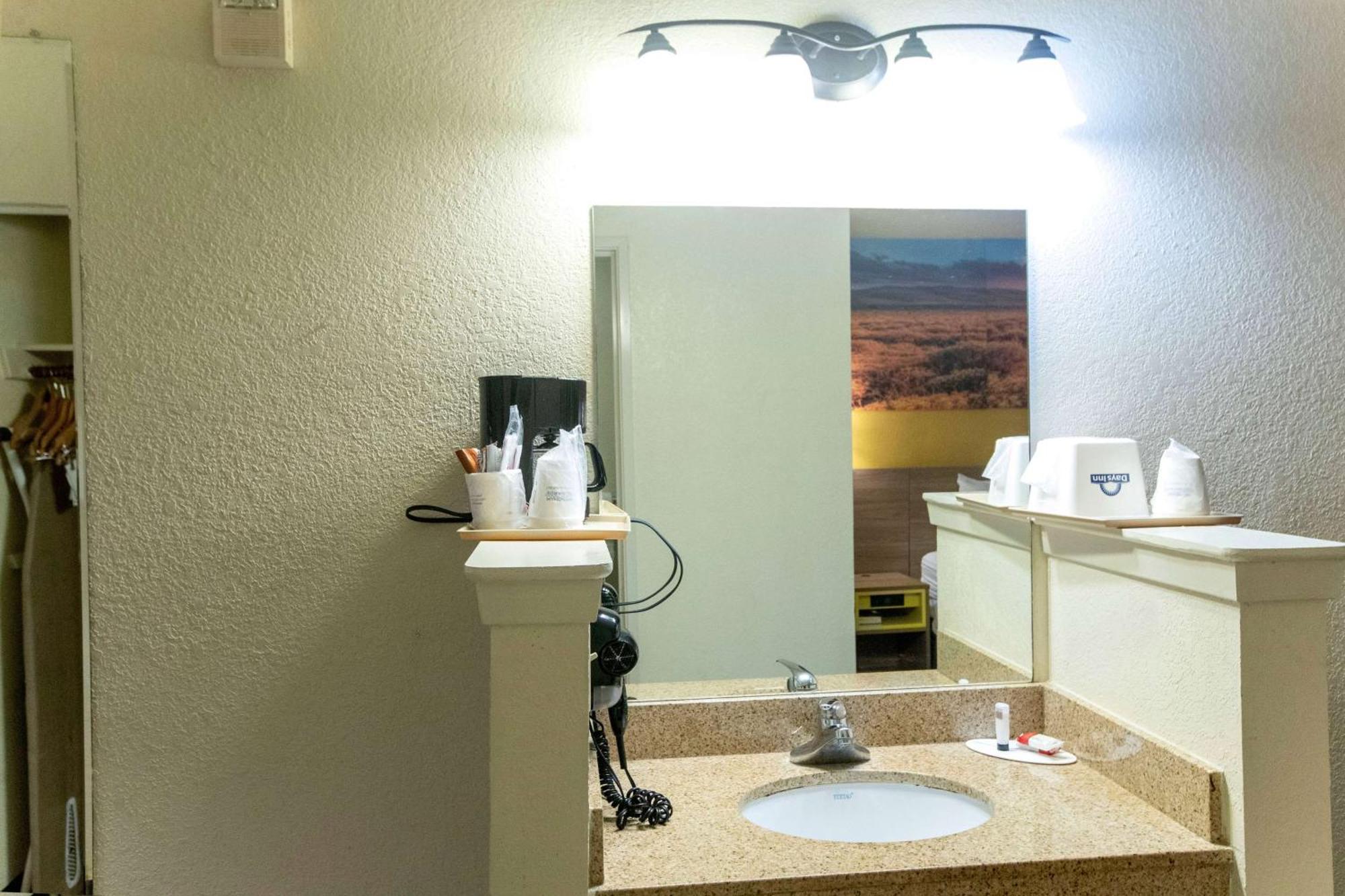 Days Inn & Suites By Wyndham Houston North/Aldine Buitenkant foto
