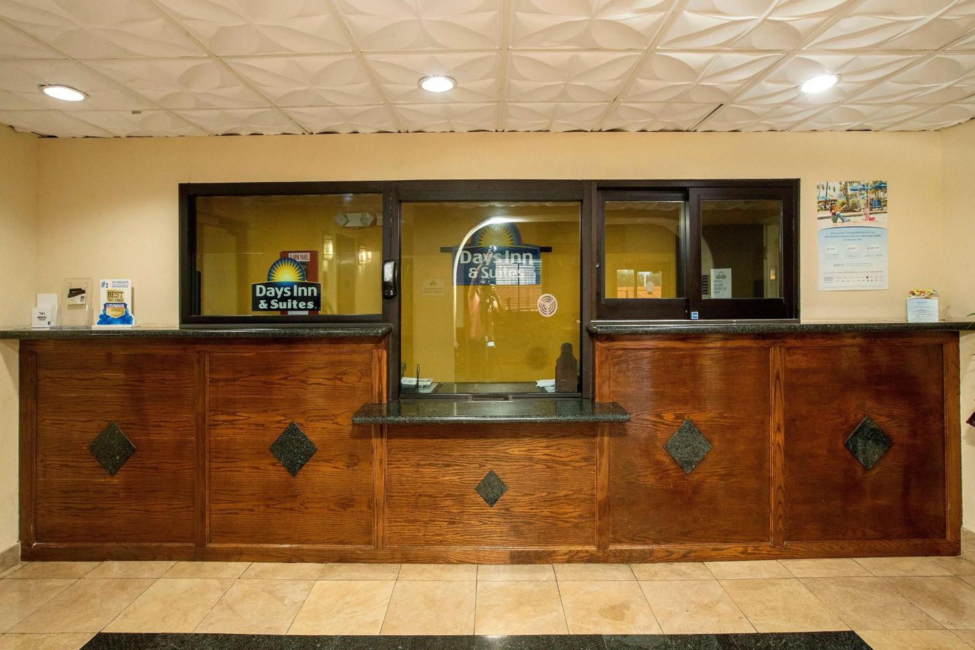 Days Inn & Suites By Wyndham Houston North/Aldine Buitenkant foto