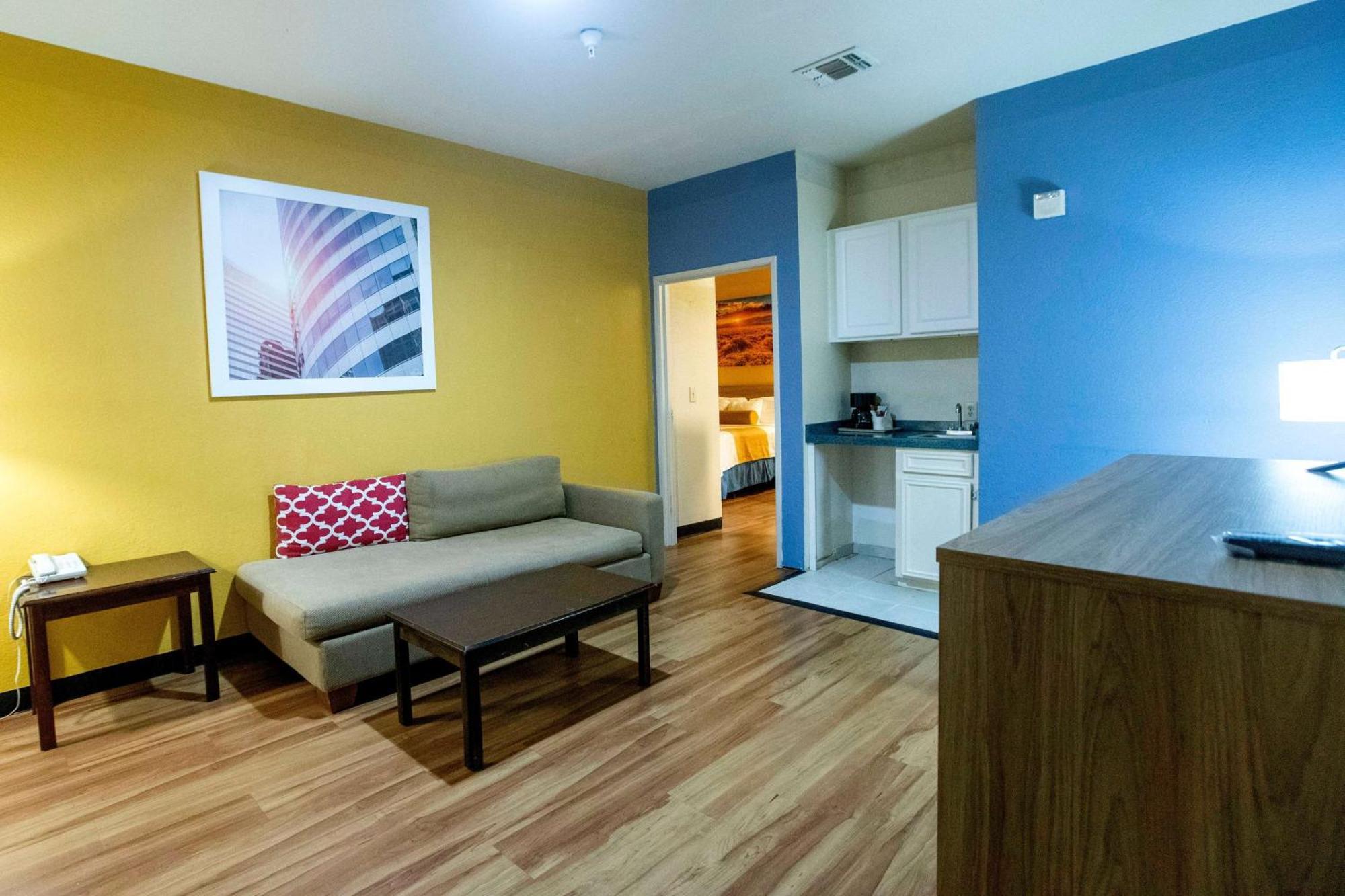 Days Inn & Suites By Wyndham Houston North/Aldine Buitenkant foto
